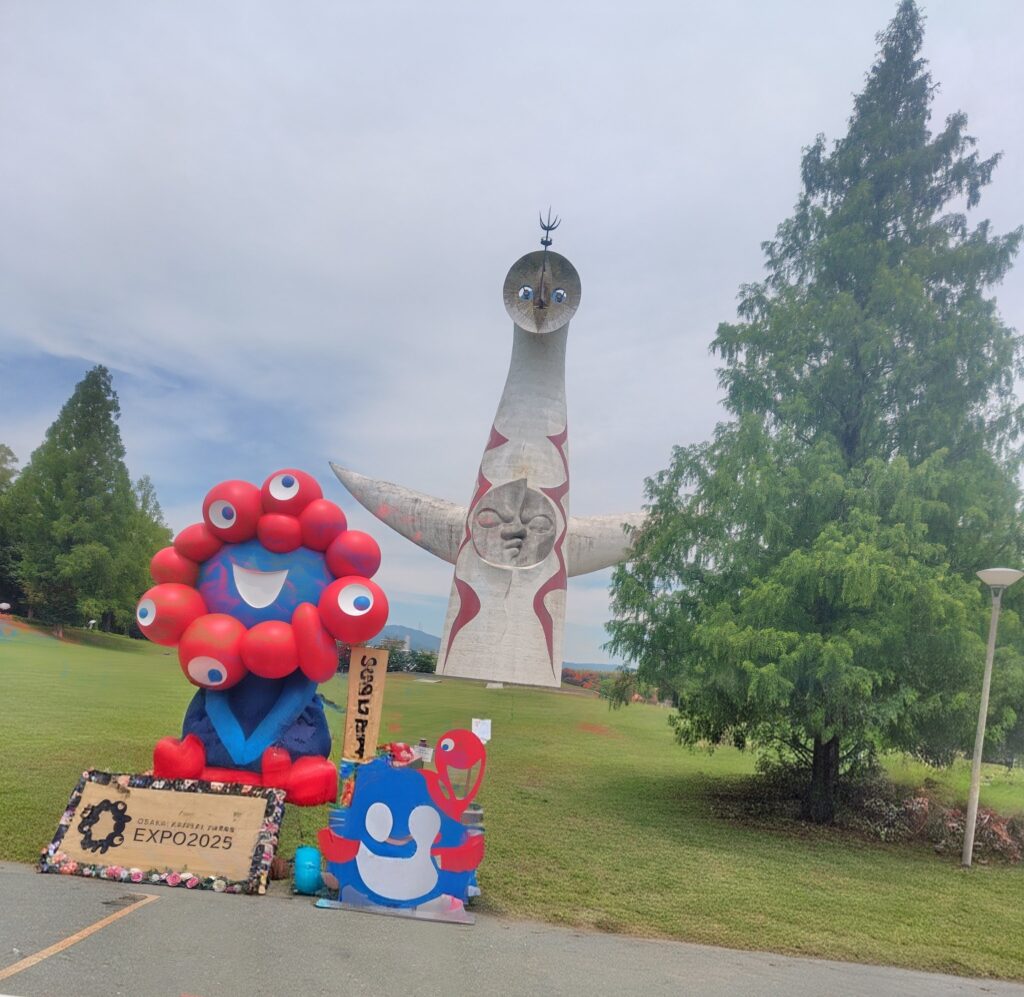 太陽の塔とミャクミャク